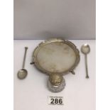A PAIR OF SILVER TEASPOONS AND HM SILVER PLATTER (13CM DIAMETER) LONDON 1927, WITH HM SILVER