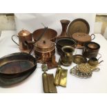 A MIXED COLLECTION OF VINTAGE COPPER AND BRASSWARE INCLUDING POTS, PANS, COFFEE POT AND MORE
