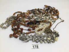 A SMALL COLLECTION OF VINTAGE COSTUME JEWELLERY OF SEMI-PRECIOUS STONES SOME INCLUDING AMBER,