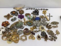 A LARGE MIXTURE OF VINTAGE BROOCHES