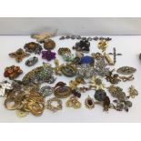 A LARGE MIXTURE OF VINTAGE BROOCHES