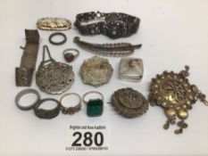 MIXED OLD SILVER AND WHITE METAL JEWELLERY, BROOCHES, RINGS AND MORE