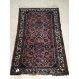 A SMALL VINTAGE/ANTIQUE WOOL RUG 118 X 78CM