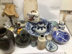 A COLLECTION OF MOSTLY MIXED VINTAGE CERAMICS AND POTTERY WARE FROM VARIOUS COUNTRIES INCLUDING
