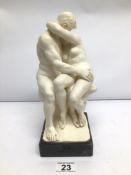 AN ART DECO RESIN BASE SCULPTURE OF TWO FIGURES KISSING MARKED 'G.RUGGERA' APPROX 27CM