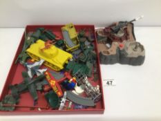 A QUANTITY OF PLASTIC MILITARY TOYS OF MAINLY VEHICLES AND ARMY MEN