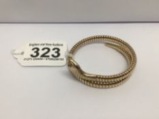 AN HM 9CT GOLD EXPANDING SNAKE BRACELET ONE EYE MISSING, TOTAL WEIGHT 18.9G