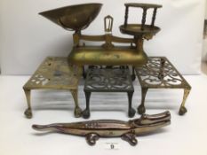 A VINTAGE SET OF BRASS SCALES APPROX 42CM LONG WITH FOUR BRASS TRIVETS AND AN ADONIZED ARTICULATED