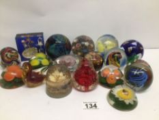A LARGE COLLECTION OF MIXED PAPERWEIGHTS, SOME BEING GLASS MANY OF WHICH WITHOUT MARKINGS TO BASE
