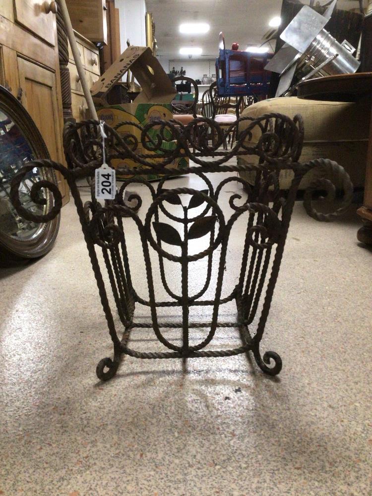 A VINTAGE WROUGHT IRON BASKET DECORATED WITH LEAVES - Image 2 of 3