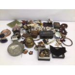 A MIXED BOX OF COLLECTABLES INCLUDING COSTUME JEWELLERY, A TIMEX WATCH, CERAMIC WARE AND MORE