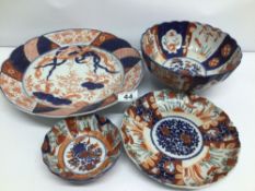 A SET OF FOUR VINTAGE IMARI STYLED PORCELAIN DISHES, LARGEST APPROX 31CM (DIAMETER)
