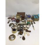 A MIXED BOX OF COLLECTABLES INCLUDING SOME SILVER PLATES, COSTUME JEWELLERY AND MORE