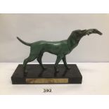 A SPELTER GUN DOG ON A MARBLE PLINTH 20 CM (LES CANOTIERS) THE BOATERS