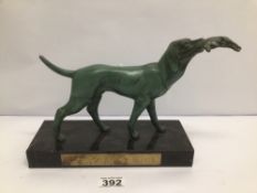 A SPELTER GUN DOG ON A MARBLE PLINTH 20 CM (LES CANOTIERS) THE BOATERS