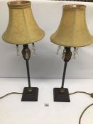 A PAIR OF VINTAGE PINEAPPLE TABLE LAMPS WITH RESIN PYRAMID DRAPES, APPROX 55CM HIGH