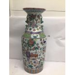 A LARGE CHINESE FAMILIE ROSE BALUSTER SHAPED VASE WITH CHARACTER MARKS TO BASE