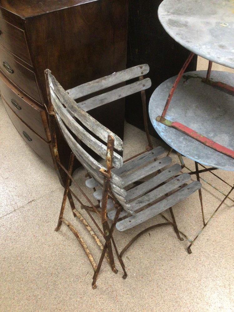 A FOLDING METAL GARDEN TABLE WITH TWO CHAIRS AND SIDE TABLE - Image 3 of 3