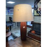 A VINTAGE ROSEWOOD HEXAGON SHAPED TABLE LAMP, 75CM