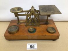 A SET OF VICTORIAN BRASS POSTAL SCALES WITH WEIGHTS 20CM STAMPED S. MORDAN AND CO
