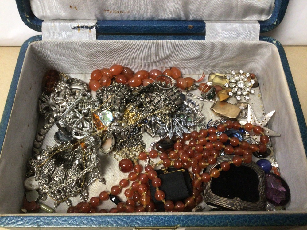 A SMALL COLLECTION OF VINTAGE COSTUME JEWELLERY INCLUDES NECKLACES, BROOCHES AND MORE - Image 2 of 2