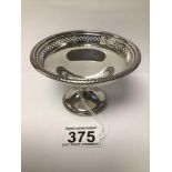 A HALLMARKED SILVER CIRCULAR PEDESTAL BON BON DISH WITH PIERCED BORDER, DATED 1924, BIRMINGHAM TOTAL