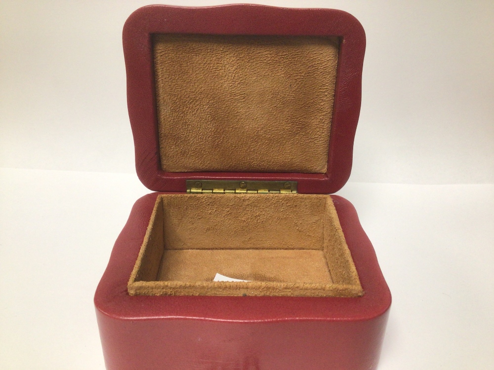 A LEATHER BOUND JEWELLERY BOX W/ HM SILVER PANEL TO LID LONDON 1987 - Image 4 of 4