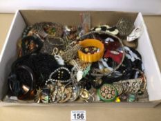 A BOX OF VINTAGE MIXED COSTUME JEWELLERY INCLUDES WHITE METAL