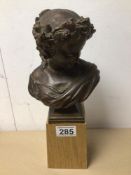 A BRONZED SPELTER PATINATED BUST OF A GREEK GODDESS ON A COMTEMPORY OAK BASE, 34CM IN HEIGHT