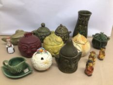 A MIXED COLLECTION OF VINTAGE POTTERY VASES AND LIDDED POTS FIGURINES AND CUPS/SAUCERS. INCLUDES