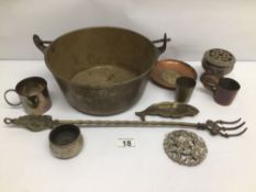A MIXED COLLECTION OF VINTAGE METALWARE INCLUDING BRASS, COPPER AND SILVERPLATE