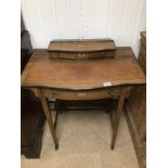 A LADIES ROSEWOOD WRITING TABLE WITH INLAID MOTIF WITH A STATIONARY COMPARTMENT, LEATHER INSERT,