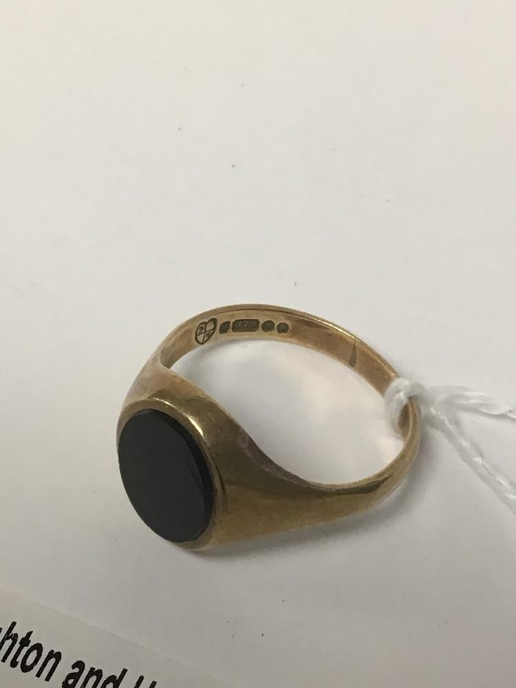 A GENTS' 9CT GOLD HALLMARKED SIGNET RING WITH BLACK ONYX TOTAL WEIGHT IS APPROX 4.1G - Image 2 of 2