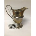 AN EDWARDIAN HALLMARKED SILVER HELMET SHAPED PEDESTAL CREAM JUG, DATED 1905, BIRMINGHAM TOTAL WEIGHT