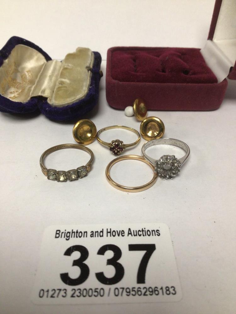 A COLLECTION OF VINTAGE JEWELLERY TO INCLUDE TWO 9CT GOLD RINGS, OTHERS A/F 9.09G