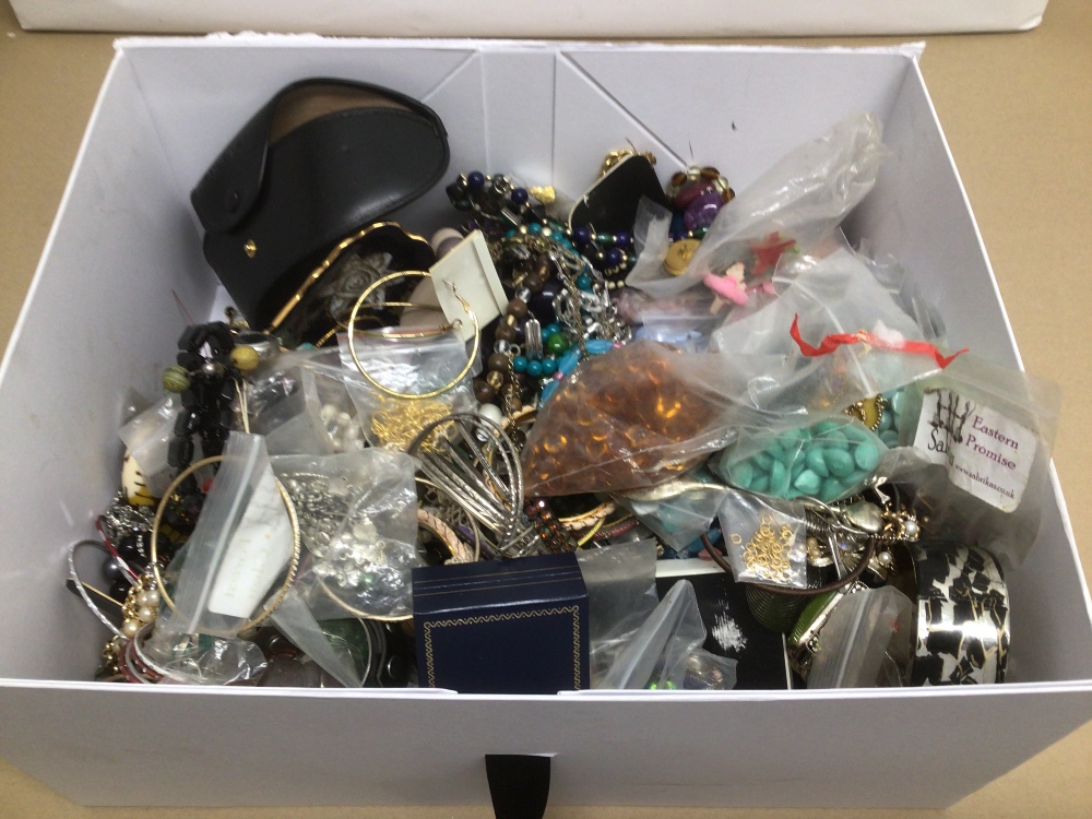 A LARGE MIXED COLLECTION OF VINTAGE COSTUME JEWELLERY, SOME BOXED, INCLUDES NECKLACES, SOME FAUX