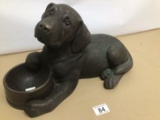 A COLD CAST RESIN BRONZED SCULPTURE OF A 'LABRADOR WITH BOWL' APPROX 44CM IN LENGTH