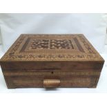 A VINTAGE LARGE EMPTY TUNBRIDGE WARE CUTLERY CANTEEN AND DRAWER WITH PARQUETRY INLAY AND LOCK WITH