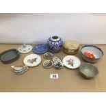 A MIXED VINTAGE COLLECTION OF CHINESE PORCELAIN WITH SOME CHARACTER MARKS TO BASE, INCLUDING KANGXI,