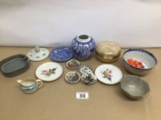 A MIXED VINTAGE COLLECTION OF CHINESE PORCELAIN WITH SOME CHARACTER MARKS TO BASE, INCLUDING KANGXI,