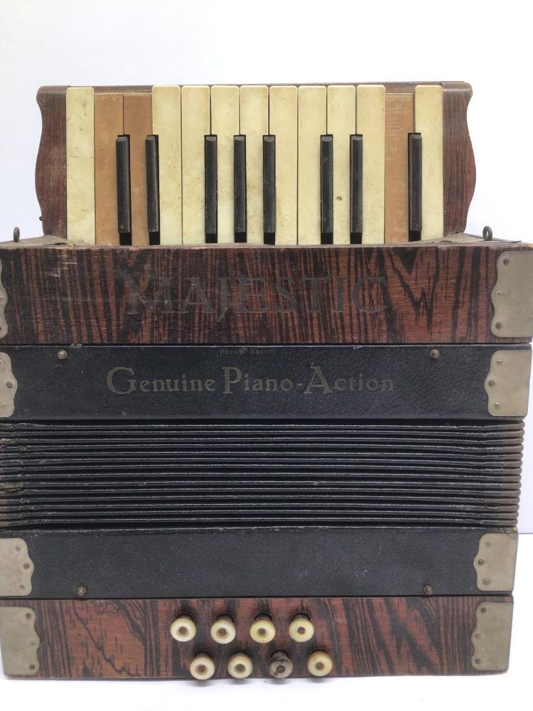 A MAJESTIC GENUINE PIANO ACTION VINTAGE MINI 8 BASS PIANO ACCORDIAN FOR RESTORATION APPROX 32CM - Image 2 of 3