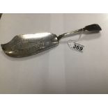 A GEORGE III HALLMARKED SILVER PIERCED AND ENGRAVED FISH SLICE, 29CM TOTAL WEIGHT IS APPROX 125G
