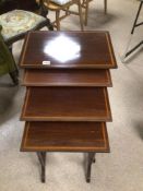 A VINTAGE MAHOGANY NEST OF FOUR TABLES, LARGEST BEING 69 X 53 X 35CM