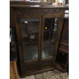 A VINTAGE OLD CHARM OAK LIGHT UP DISPLAY CABINET WITH STORAGE WITH LEADED GLASS 88 X 157 X 33CM