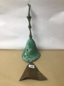 A VINTAGE JEFF CROSS BRONZE BELL WIND CHIME, TOTAL LENGTH 60CM