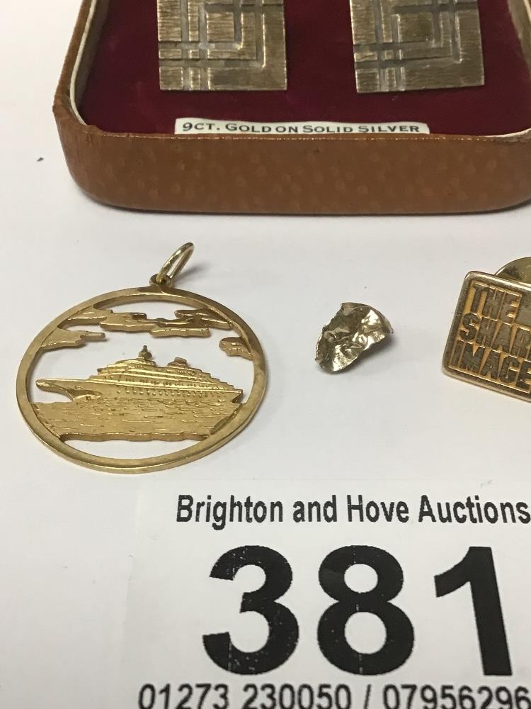 A PAIR OF SILVER GILT CUFFLINKS, A GOLD TOOTH, 14K YELLOW METAL PIN AND CRUISE SHIP PENNANT TOTAL - Image 3 of 4