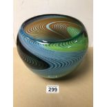 A VINTAGE COLOURED GLASS BOWL, 16CM X 18CM