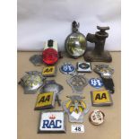 A MIXED COLLECTION OF VINTAGE BADGES (MOSTLY AA AND RAC), A CAST IRON LAKE AND ELLIOT LTD JACKS, AND