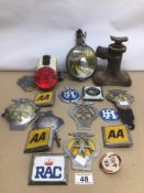 A MIXED COLLECTION OF VINTAGE BADGES (MOSTLY AA AND RAC), A CAST IRON LAKE AND ELLIOT LTD JACKS, AND