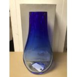 A LARGE LIBERA BLUE ART GLASS FREEFORM VASE WITH ORIGINAL BOX APPROX 34CM IN HEIGHT
